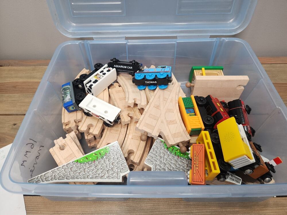 8.8 Lb Thomas & Friends Wooden Railway Tote full Lot 13 Trains 37 Track Pieces